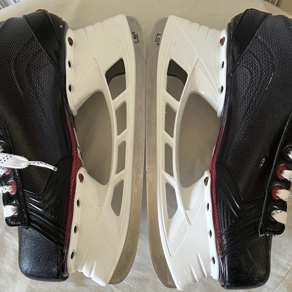 Bauer Vapor Black and Red Hockey Skates Size 10 - Picture 2 of 14
